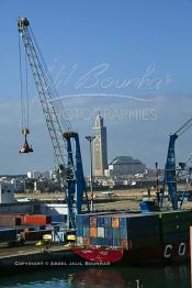 Image du Maroc Professionnelle de  Le port et la ville de Casablanca au premier plan les cales du môle Tariq et les quais pour conteneurs gérés par les services de l'ODEP, au fond la mosquée Hassan II avec son le plus haut minaret du monde. 31 Décembre 2003. (Photo / Abdeljalil Bounhar)